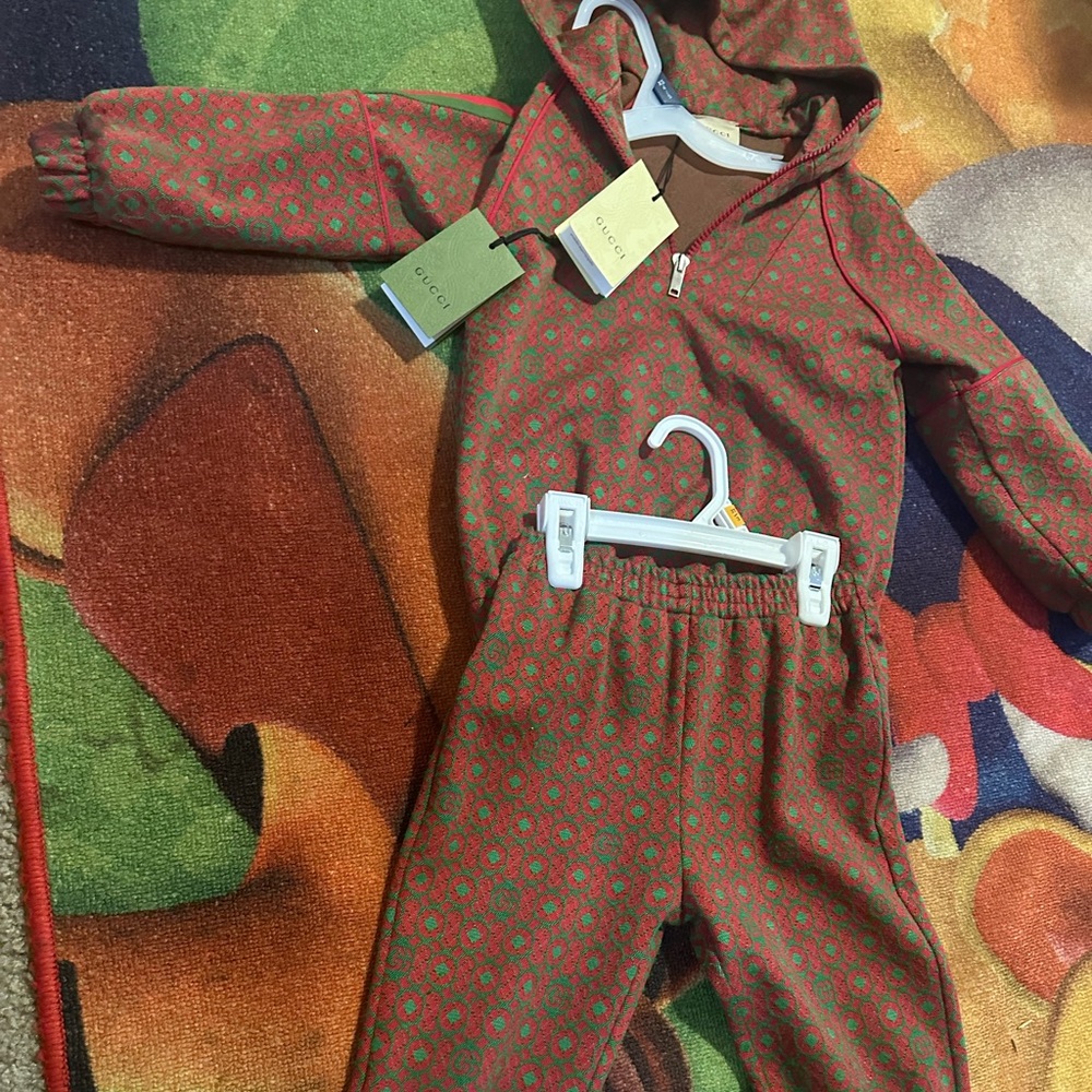 Gucci size 4 top and bottom
